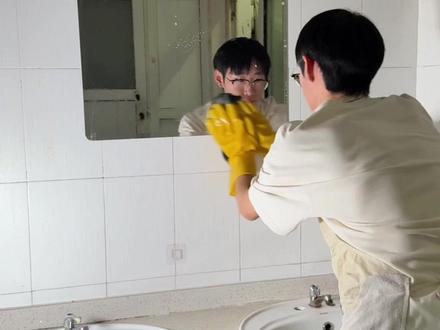 大学生干保洁? #大学生 #宿舍 #清洁 #阳台