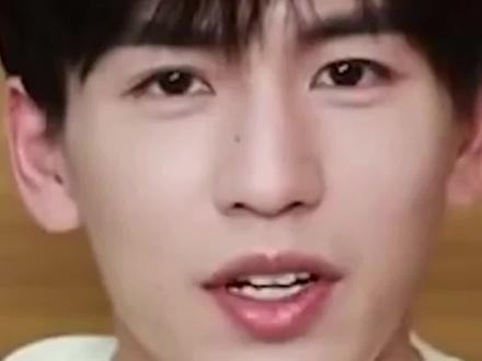 张凌赫40秒权杖走秀