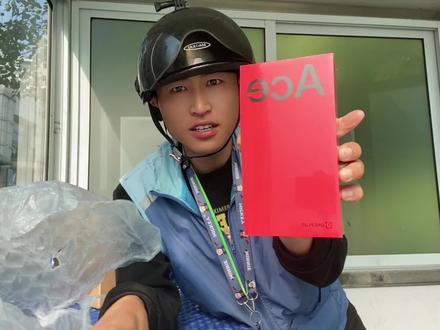 花2500买了一个Oppo一加手机,不知道外卖抢单行不行,大哥说啥千元手机都行就怕人不行。 #外卖小哥 #华为mate60
