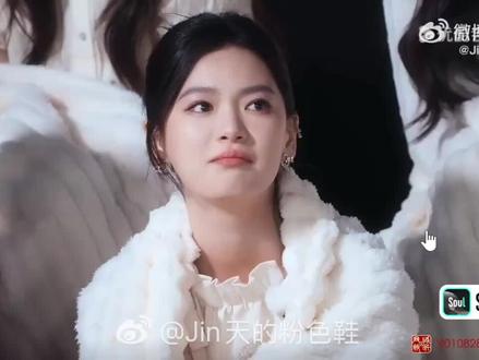 颜凯终于要停步于此了嘛 我们该怎么走出来 520那天看到返场 颜的表白我以为终于赌对了我特别开心 为了减肥我不吃晚饭 但那天还跟我朋友说“再不吃我就没机会了他俩要He了”囤在宿舍的零食也都送完了 拿着手机去排练厅的时候我还特不舍我乐呵去刷他俩一切的可能(切片) 在休息期间看到dy的be视频我天塌了 我还说自己不要相信 直到看到wb那一长段的凯发的文字 我一直忍眼泪 但还是排练的时候爆哭 回到宿舍一刷到颜凯的切片我又哭 那晚也是我第一次失眠 哭到眼睛很肿在上课的时看到切片我又又又爆哭 从不追星的我在在dy刷到他俩的切片开始猛追 我说怎么会有一个女生性格跟我长得这么像怎么会有男生完全长在我的理想型上 过去这些天 我一直走不出来虽然已经很清楚他俩已经be了 但还是忍不住去看他俩的主页 时常因为在推荐页刷到有关他俩的都会停下脚步 看到很多很长的文字我都会看完
我现在每天必做的事情大概就是翻dy wb xxyk的超话 翻他俩的主页
在一次次跟自己说不会再哭 在一次次的鼓足勇气下才终于看了返场 我好心痛
就像颜说的 我现在只能说“人和人有过一个美好的瞬间就行了”
希望我们ykp释然吧 女孩 你以后只留幸福的眼泪 好嘛 你幸福的话 我一定比你先流眼泪
最后希望他俩@yanyann_ @凯凯Jack 各自在各自的领域发光 越来越好 越来越好 越来越好