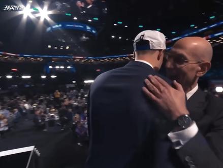 人才辈出的2025届新秀 最佳新秀之争已不是独角戏,弗拉格领跑榜单,克尼佩尔紧随其后!#最佳新秀之争 #弗拉格 #克尼佩尔 #VJ埃奇库姆 #德里克奎因