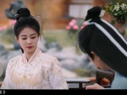 《千山渡》终成绝响!采女梦碎,皇子远戍,燕子楼一曲唱尽宫墙泪 #唐宫奇案 #青雾风鸣 #白鹿 #王星越 #电视剧解说 一桩情杀案,揭开的竟是弑杀龙嗣的惊天秘密!韦贤妃误以为王采女怀的是儿子李铮骨肉,暗中将闭气丹换成剧毒殒香散,却不知王玉书腹中实为皇帝血脉。真相大白后,李佩仪为保全皇室颜面,被迫篡改死因。
代价是惨烈的:韦贤妃遭复仇乌鸦毁容疯癫,李铮心死远戍西北,静荷自戕谢罪。而当李佩仪与萧怀瑾在宫外聆听《千山渡》时,宫中丽妃突然吐血——新的阴谋,已在歌舞升平中悄然滋生……