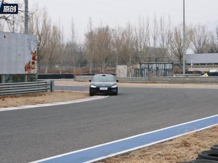 小米SU7赛道双车比拼!Max版比标准版快多少? #小米SU7