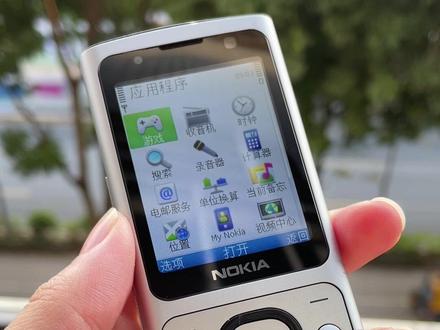 当年在学生宿舍里,和好哥们通宵都玩不腻的游戏,每人一把轮着玩。诺基亚手机里面的蹦蹦球历险记,你有玩过吗?