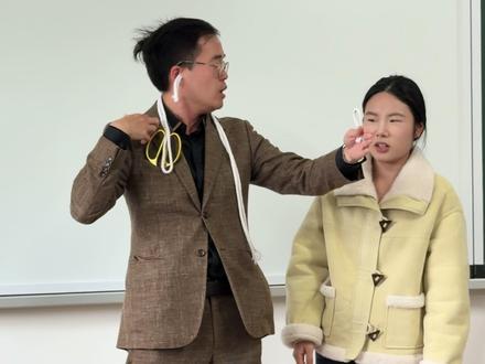 台上的人看魔术 台下的看小品 #654俱乐部 #董亮魔术 #课堂记录 #谁能想到