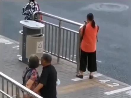 不管什么年龄段,遇到喜欢的人,就大胆去爱吧!别让余生充满遗憾