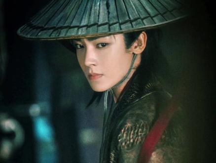 侯明昊饰演的杨无间,是原著灵魂“残命酬知己”的悲情侠客,是剧组招商时的一番男主,更是我们心中唯一的主角。可如今,他的高光戏份被删减,核心主线被模糊,就连官博宣传都刻意“配平”,将一番男主与配角并列——这样的《碧血蝉》,还是我们期待的那个故事吗?我们并非反对群像,但不能接受以牺牲男主为代价的“伪群像”。
男主雨中独战百人的高光被简化,朝堂舌辩群臣的智慧被转移,就连“为父报仇”的主线都因配角支线而变得支离破碎。而B组专门拍摄的配角戏份,让男主的戏份占比甚至不足40%,招商时的一番男主在宣传中沦为"配平工具"。这样的演员,凭什么要承受剧本魔改的代价?
请剧组正视:没有侯明昊扛剧招商,没有粉丝前期宣传,《碧血蝉》不会获得如今的关注度。若想挽回口碑,请立刻停止配平式宣发,恢复男主高光戏份,尊重原著主线逻辑。否则,当观众因剧情稀碎而弃剧、广告商因数据低迷而撤资时,一切后果将由剧组自行承担。我们不是饭圈争斗,而是为“好故事该被尊重”的底线而战——这不仅是侯明昊粉丝的维权,更是所有热爱影视的观众的共同呐喊 ❗️@碧血蝉 #碧血蝉 #杨无间 #碧血蝉杨无间