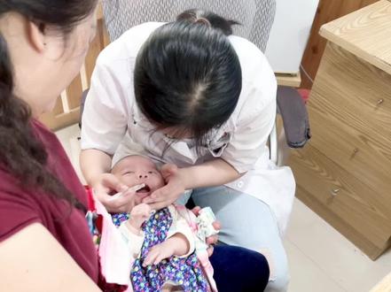 自费疫苗第一剂:五价轮状病毒疫苗。口服。第一次去白跑一趟,医生说三天内吃过益生菌的不能喝,我们因为吃过合生元所以不行。第二次去担心他吐出来,还准备了奶瓶,结果小家伙特别配合不哭不闹喝完了#必打的自费疫苗清单 #五价轮状疫苗 #疫苗接种 #人类幼崽 #疫苗接种注意事项