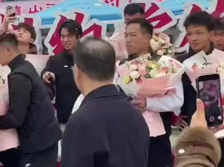 #上热门🔥抖音看世界 #湘超常德队 常德市市长周振宇,副市长陈华迎接球员胜利凯旋!市民朋友热情欢呼迎接!🎺🎺🎺🌸🌸🌸🎉🎉🎉🇨🇳🇨🇳🇨🇳