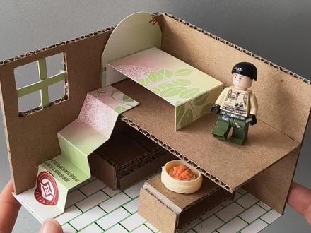 #小房子手工 #儿童创意手工 #幼儿园亲子作业 #手工DIY 用快递盒和旧包装纸,给乐高小人搭个迷你小家🏠
楼梯、阁楼、小餐桌都有,连“早餐”都安排上啦~
废物利用的快乐,是把平凡日子过成童话呀✨