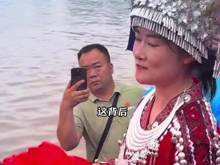 这几天,湖南麻阳的龙舟赛火出了圈。但最让人破防的,不只是江面上逆流冲滩的惊心动魄,还有岸边那抹动人的“中国红”。#湖南麻阳#龙舟#上红#热血民俗 #CHEN观世界 @抖音小助手