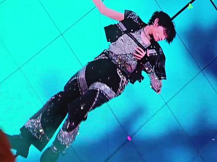 时代峰峻你也知道漂亮的孩子站中间是吗 选王橹杰这张脸做开场真是精着呢。#王橹杰 #王橹杰manta神级导入 #王橹杰manta #tf家族新年音乐会