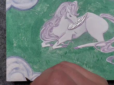 岩彩|愿白驹过栖,而非过过隙!🪽
人们总说“时间如白驹过隙”。是啊,生活节奏太快,时间总被填满,一晃神就过去了。
所以,我画了这匹正在休息的银翼白马。白驹依然过隙,但我想给它一个“驻足”的可能性。 它收拢闪亮的银翼,卧在一片柔软、开满星星点点小花的草地上——那是温暖与希望的形状。四周的云朵如棉花糖般蓬松,一丝一丝的肌理在光下晶莹闪烁,温柔地包裹着它,仿佛连时间都被这份甜软抚慰了。
停驻,并不是一件可怕的事。
这幅画,送给每一个在匆匆日常中忙碌的你。愿你记得:前进的勇气,与停下休息的权利,同样珍贵。 在追赶时光的旅程里,别忘了分一些间隙给自己,感受生活本身的甜。
愿这幅《白驹过栖》,能成为你视觉里一片柔软的草地,提醒你:辛苦了,也可以偶尔歇一歇。
#岩彩 #画画 #白驹过隙 #白马#原创