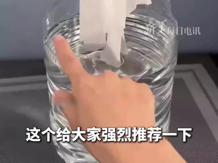 天气渐冷,空调房干燥到难受?网友自制简易加湿器,矿泉水瓶+棉柔巾,网友:实用又简单,学会了马上试!(来源:新华社)