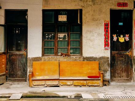 能看看大家童年生活过的地方吗?
拍摄地点,湖南省衡阳县西渡镇西林巷
同行摄影,@街拍小沙 @拍照业余的元素📷
#小县城的慢节奏生活 #取景器里的世界 #街头摄影 #扫街 #老房子的回忆