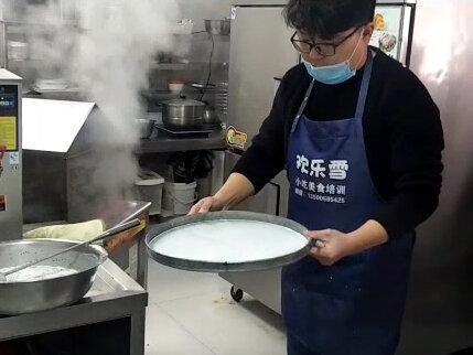 萧县面皮手工做法第二步#萧县卷面皮 #自制凉皮 @欢乐雪美食培训