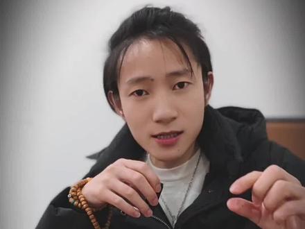 彝族男子头顶发束,“天菩萨”#英雄结#彝族文化#彝族习俗