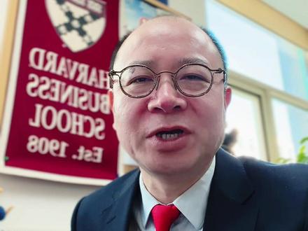 寒武纪盈利股价却暴跌 寒武纪盈利,股价却暴跌。2月3日,刚披露2025年业绩预告的寒武纪遭遇股价重挫,盘中跌幅一度逼近14%,午间公司澄清市场小作文传闻后跌幅收窄,但股价仍大幅下挫。作为A股首家实现全年盈利的AI芯片企业,寒武纪营收利润成倍增长却遭资金抛售,背后原因可归结为三点核心矛盾。
1. 业绩亮眼但缺指引,盈利含金量获市场肯定。寒武纪2025年营收预告60-70亿元,同比大增410%-496%,归母净利润18.5-21.5亿元,实现上市以来首次年度扭亏,同比扭亏增盈超5倍,业绩表现远超同行。对比沐曦股份(营收16-17亿、亏损6.5-7.98亿)、摩尔线程(营收14.5-15.2亿、亏损9.5-10.6亿),寒武纪营收规模和盈利水平均领跑A股AI芯片赛道。但公司未同步披露2026年业绩展望,仅兑现过往利好,缺乏增长指引。
2. 行业竞争加剧,长期成长逻辑仍稳固。寒武纪面临多重竞争压力,华为已成为国产算力芯片核心供应商,阿里平头哥上市预期升温,叠加英伟达芯片恢复对华供应,行业竞争日趋激烈。但国内AI算力需求海量扩容,英伟达供应受地缘因素影响存在不确定性,国产替代仍是核心主线,半导体全产业链自主可控是政策明确方向。寒武纪作为A股业绩最优的AI芯片龙头,具备先发优势和技术积淀。
3. 基本面存隐忧+高估值承压。市场担忧集中于三大点:大客户名单及订单稳定性未明确,3月11日年报、4月底一季报需进一步验证业绩持续性;毛利率数据披露不足,研发投入增速放缓或影响技术迭代动能;当前市值4500多亿,对应市盈率250倍,远超行业均值,高估值亟需后续高增长消化。
所以寒武纪盈利突破彰显行业龙头实力,长期受益于国产AI算力发展红利,但短期基本面隐忧与高估值分歧引发回调,后续业绩增速与订单落地将成为核心支撑。
以上根据公开信息独立分析,不构成任何投资建议,市场有风险,投资需谨慎。