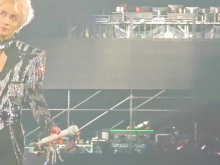 谁啊?一回头就看见老薛在对着比耶✌🏻@薛之谦
#万兽之王 #薛之谦 #薛之谦演唱会广州站 #演唱会 #广州体育中心