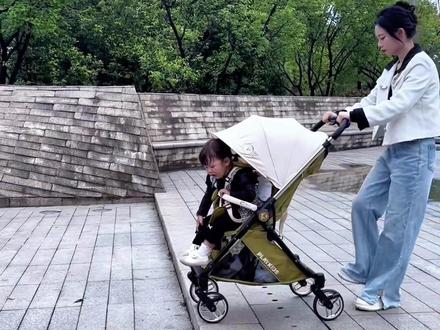 推车遛娃遇到台阶怎么办?一招轻松搞定一看就懂#养娃经验#宝妈出门#宝妈带娃##普洛可K6MAX