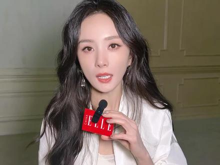 以纯白LOOK现身Prada 2026秋冬女装秀现场,@杨幂 对这场故事性极强的发布会有自己的解读。另外,是什么样的穿搭亮点让杨幂赞不绝口呢?#ELLE带你看时装周 #米兰时装周