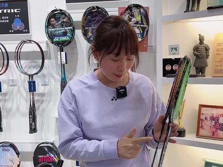 你们要的三把最火拍子的对比来啦,你们更喜欢哪一个呢#羽毛球拍 #尤尼克斯 #天意体育 #羽毛球装备 #天斧99pro @抖音小助手