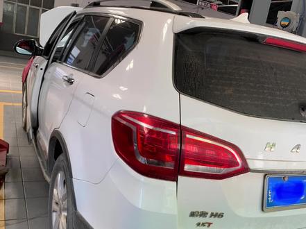 #哈弗H6运动款中控拆装,更换大屏:1、撬出空调面板。2、撬出风口面框一体的屏幕。3、拧出固定主机的螺丝,取出主机更换大屏。