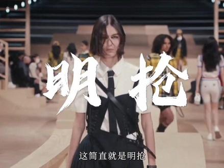 马面裙的历史﹣明朝时期,无论皇宫贵族还是平民百姓都穿马面裙,风靡上下。到了清代马面裙更是成了女子的标志性裙式,清朝时是马面裙盛行的时代,风格也是由明代的清新淡雅变成清代的华丽富贵,一直到民国初期,马面裙依然是最流行的样式。#汉服#国风#马面裙@DOU+小助手