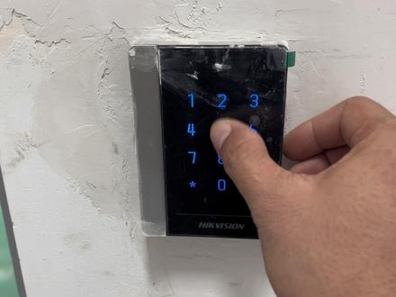 说一下海康读卡器的485接法。另外读卡器自带的韦根输出,主要用于第三方的控制器,或者作为门禁一体机的副机使用。
#智能化弱电工程 #专业的事交给专业的人 #门禁系统 #安防系统 #安装现场