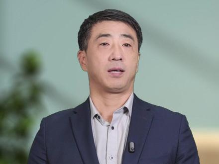 高市早苗以237票当选日本第104任首相,成为该国首位女性领导人。但她的执政之路充满挑战:国会“双少数”局面、经济债务危机、外交平衡难题,每一项都让她步履维艰。国际社会更关注她能否摆脱“走马灯”命运,超过特拉斯45天的执政记录。#高市早苗