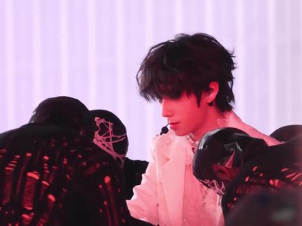 12.27|橹穆双人舞台《来自天堂的魔鬼》王橹杰直拍(包含候场和穆祉丞对话版) 想直接看舞台的快进至01:50#橹穆双人舞台 #来自天堂的魔鬼 #橹穆 #王橹杰 #新音