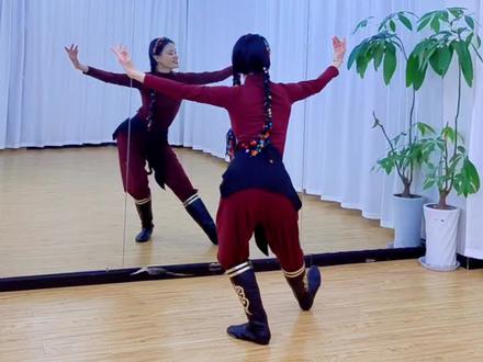 《月光洒满草原》0.9倍数口令教学#成人舞蹈 #简单易学 #零基础学舞蹈 #月光洒满草原 #口令版教学 原创:小何老师