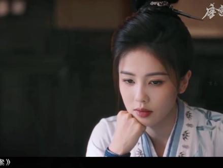 富贵人家花钱买命!代妊女子惨遭催产,婴儿竟成“蛊童”挡灾! #唐宫奇案 #青雾风鸣 #电视剧解说 #白鹿 #王星越
清潭镇连环凶案真相大白!凶手竟是徐道隐身边最不起眼的木匠老肖。三年前,他女儿小婉嫁人后因“疯癫”被囚,实则是被徐道隐和月娘利用,为富户代妊生子。小婉逃出寻找被夺走的儿子,最终投河自尽。老肖从此踏上复仇路——他亲手设机关杀伍思坪、割喉刘三、绞杀月娘,最后逼徐道隐吞金自尽。
而当他在伍府引爆火药的瞬间,六岁的外孙伍木金一声“阿翁”,让他放下屠刀。李佩仪含泪听完这段血泪往事,却不知如何定罪——这个为女复仇的父亲,究竟是凶手,还是受害者?