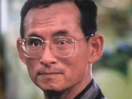 每年的12月5日为泰国拉玛九世普密蓬·阿杜德先王陛下的诞辰,同时也是泰国的国庆节和父亲节。#泰国#缅怀 #致敬 #