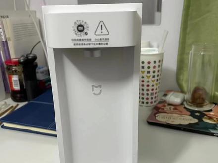 不专业的人拆解小米即热式饮水机C1 饮水机在使用过程中童锁无法解锁,经过多番尝试依旧无果,随即开始拆解,不得不说小米的设计是很ok的,底部采用四颗梅花螺丝紧固,两颗加盖硅胶防滑垫,不过还是被我用一字螺丝刀拧开了。。。。 接着摘下螺丝,底部挡板采用滑扣式,翘起轻滑就可以把挡板拿下来了,入眼的是底部过滤进水口和硅胶软管,壳体两侧有两颗普通十字螺丝,去掉螺丝将背壳向下滑动即可分离壳体,能够看到水泵、加热器…, 两百多的东西构造还是很简单的,最后从顶部摘下按键板,打开卡扣,额额额,按键使用的是微动开关,问题可能是出在这里了,因为是旧机器,已经使用了一年多,检测开关故障,某多3元购买了一百个多规格开关,可能要问了,为啥买那么多,因为不单卖啊😳,至此,问题解决。 在出现故障时曾百度过,有很多网友有同样的问题,希望这条信息可以帮到朋友们,祝大家开开心心,生活很忙,也要停下脚步陪陪家人,享受下甜蜜,谢谢! 非专业人士切勿操作,有触电风险#科技改变生活 #电子产品 #家电维修 #电子爱好者 @DOU+小助手