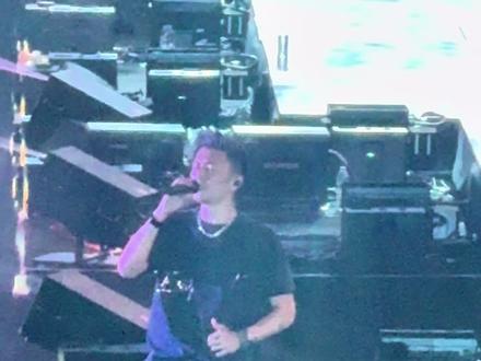 这是唱给张柏芝的!今晚王菲也在!#谢霆锋演唱会