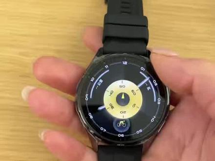 用这款续航长达21天的华为WATCH GT 6,彻底告别电量焦虑,无论是日常通勤还是户外探险都能轻松应对。
它搭载了1.47吋的AMOLED超大屏幕,亮度高达3000 nits,即使在强光下数据也清晰可见。
对骑行爱好者来说,它的模拟功率计功能是一大亮点,无需额外设备就能获取专业功率数据,帮助科学调整训练强度。升级的向日葵定位系统也让定位精度提升了20%,骑行导航更加精准可靠。
在健康管理上,华为WATCH GT 6能识别12种细微情绪状态,并提供全面的健康数据摘要,让你全方位掌握自己的身心状态。
它还支持100多种运动模式,从专业的越野跑、滑雪,到日常的瑜伽、跳绳,都能精准记录。
这款手表由木村拓哉代言,兼具时尚与功能。如果想让生活更健康、更智能,华为WATCH GT 6会是个不错的选择。
#华为GT6 #智能手表 #长续航 #骑行必备 #健康管理