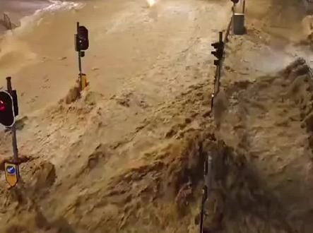 香港发出黑色暴雨信号,一小时雨量创1884年来新高