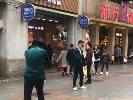 “暴走团体”之解散单飞。 暴走又开始了,却只剩一银