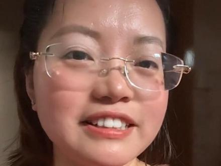 全国一卷数学满分!乐清知临徐可的稳赢人生
2026新高考I卷数学难度拉满,反套路压轴题难倒一片考生,全国唯一满分的考生居然是温州乐清知临中学的徐可!
查分那天全校老师比他还激动,他自己却淡定得很——考完估分就觉得稳,完全不意外。
去年数学联赛拿了省一,差一步进国家集训队,他没纠结遗憾,转头就冲进了清华丘成桐数学英才班的预录取名单。
从小学就泡在数学里,不追名次不赶进度,每天沉下心把题做透,他说基础扎牢了,再新的题都是老知识点的组合。
这个暑假他已经排满了高等数学自学计划,目标就一个:把数学学扎实。
哪有什么天生的满分学霸,不过是日日深耕,步步走稳。
为这份沉稳的热爱点个赞,祝所有准高三的同学,也能在自己的赛道上稳扎稳打,得偿所愿✨