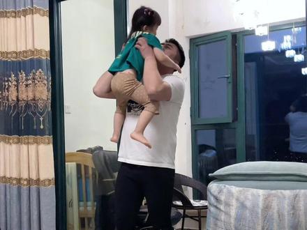 不管女儿多大 爸爸对撒娇的女儿真是没有免疫功能啊#父女日常