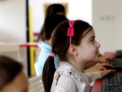 零基础转行机器视觉,应该先学HALCON还是OpenCV? 转行机器视觉时,选择HALCON还是OpenCV取决于你的目标和应用场景。以下是两者的对比:
1. OpenCV
特点: 开源,资源丰富,支持多种编程语言(如C++、Python)。
优点:
免费,适合个人和小型企业。
学习资源多,教程和文档齐全。
灵活性高,适合研究和开发。
缺点:
需要更多编程工作,实现复杂功能时可能更耗时。
对初学者来说,某些高级功能可能较难掌握。
2. HALCON
特点: 商业软件,功能强大,专注于工业应用,支持多种编程语言(如C++、C#、Python等)。
优点:
学习资源多,专业教程和书籍资料齐全。
提供丰富的视觉算法,开发效率高。
适合工业环境,稳定性强。
有图形化界面,降低编程难度。
官网提供免费学习试用版本,学习入门成本低。
缺点:
可能不适合预算有限的小型商业项目。
建议
初学者: 建议HALCON和OpenCV均可学习,因为均学习资源丰富,适合零基础学习。
工业应用: 如果目标是工业领域,且公司有预算,可以优先选择学习HALCON,因其在工业环境中的高效性和稳定性。现在对于想要学习的工程师而言,学习成本也很低。
总结
OpenCV适合初学者和研究型项目。
HALCON适合工业应用和预算充足的情况。
根据你的需求和资源选择合适的机器视觉软件学习就好。当然对于精力充沛,能力强悍的你来说,也可以不用做选择,多多益善!今天你学习了吗?点赞关注,私信获取HALCON安装包#人工智能 #科技 #机器视觉
#HALCON #halcon入门