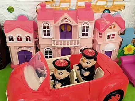 小猪一家开车出去玩喽#大红色跑车🚗#小猪佩奇餐具#僵尸发条玩具@抖音精选官方账号