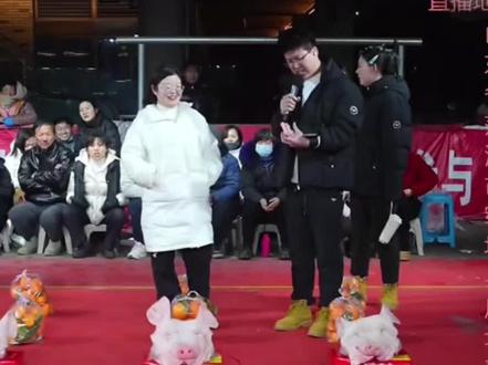 海洋大舞台,美女套中吧个肘子,真厉害#海洋大舞台 #套猪头