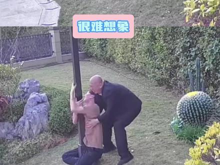 这样的人居然有一整个小区cr:张离谱 #好笑 #万万没想到 #盘腿抱柱子 #抽象 #幽默