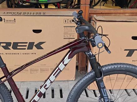 崔克procaliber9.7改装 这是崔克XC级的碳纤维山地自行车,新款有了ISOBOW的越野平滑技术加持,不仅可以消除颤动,也可以减轻重量。。Procaliber 9.7 Gen 3 是一款为比赛而打造的碳纤维 XC 硬尾车。采用 OCLV Mountain 碳纤维制成,为速度而打造,并且配有碳纤维车轮和碳纤维一体车把,大大减轻重量,让你超控更得心应手。
系列:procaliber
坐杆:Bontrager升降座杆
变速套件:禧玛诺XT 1X12速
车轮:Bontrager Kovee 30碳轮
外胎:bontrager29x2.2支持真空
车架:OCLVmountain碳纤维技术
车把:Bontrager RSL 一体碳车把
需要了解更多详细配置后台私聊我吧!#崔克procaliber #让骑行成为一种生活 #山地车推荐 #崔克山地车 #碳纤维山地车