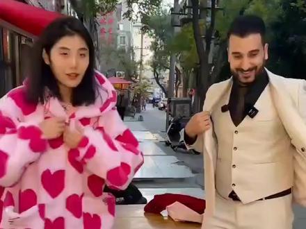 当@猪猪七分饱和 @老王在中国 两个吃货遇到一起,究竟谁的饭量更大?#吃货 #美食分享 #外国人在中国