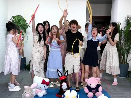 套圈拿奖励,最后一个你们说了算#办公室游戏 #趣味游戏 #办公室日常 #团队游戏