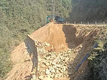 省道S201湖南平江县虹桥至加义公路改建工程,起点位于虹桥镇北侧的圳上,路线往南沿老路展线,经虹桥、古楼坳、张公坪、塘轩屋、杨公堂、下江村三岔坳、石头门、大兴村、木金乡、白马庙、青芬村、公安村、保全村,至赤溪渡后完全利用平益高速长寿连接线,至花园村后,沿现有老路展线,经曾家坳、友谊村、联合村,建设终点位于石林岩与平益高速加义连接线相接,然后完全利用加义连接线至加义镇,运营终点位于加义镇南侧的王家冲与S202相交,顺接S201。路线全长47.323km,其中完全利用长寿连接线段长3.499km,完全利用加义连接线段5.331km,实际路线建设里程长38.493km。全线共设置桥梁207.92m/7座,其中中桥72.28m/1座,小桥135.64m/6座,涵洞139道。本项目采用二级公路的标准建设,采用设计速度40km/h(局部困难路段 30km/h),路基宽度8.5m,路面宽度7.0m,土路肩硬化 1.5m,桥涵汽车设计荷载等级为公路-Ⅰ级。