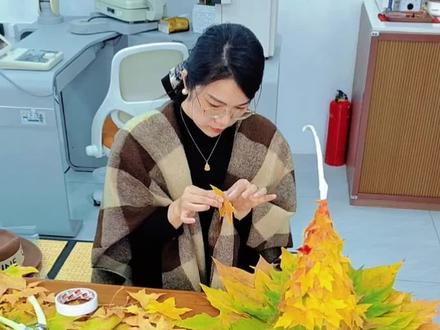 #枫叶帽子
把秋天戴在头上吧~